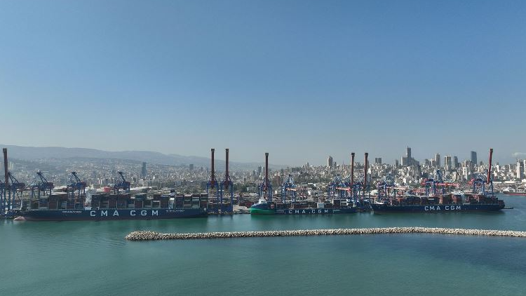 مرفأ بيروت في ذروة نشاطه.. الأرصفة ممتلئة والبواخر تفرغ حمولتها