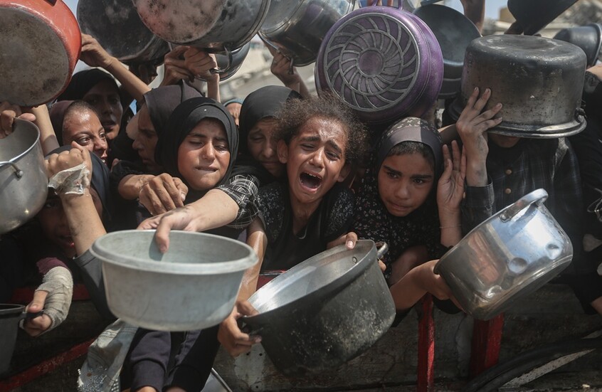 إسرائيل تفتح معبر كرم أبو سالم أمام القافلة الإنسانية الـ17 إلى غزة