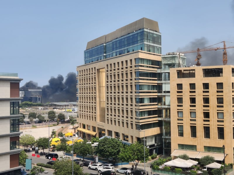 حريق مقابل الواجهة البحرية لبيروت