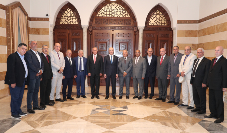 وزير الداخلية يعرض مع رابطة قدامى القوى المساحة أوضاع المتقاعدين