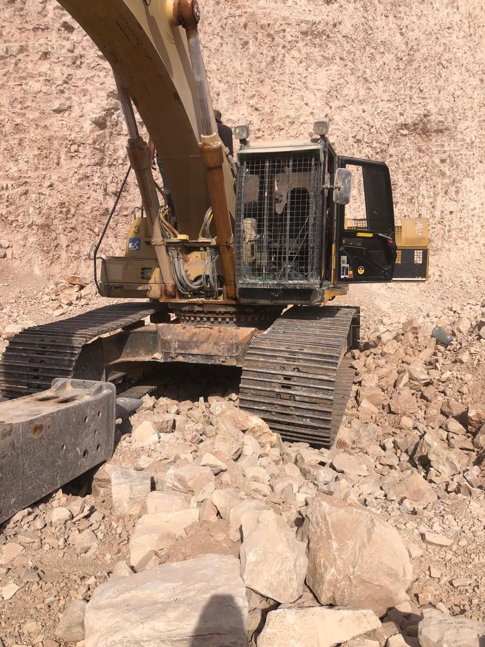 مسيرة تلقي قنبلة على جرافة