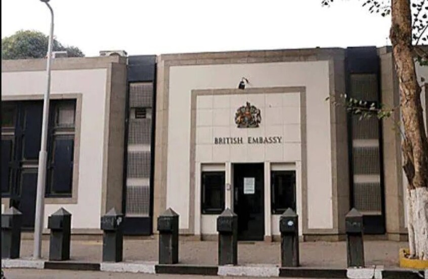 السفارة البريطانية في القاهرة تتراجع عن قرارها