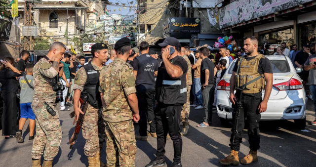 آليات للجيش في مخيم برج البراجنة لتسلم دفعة جديدة من السلاح الفلسطيني