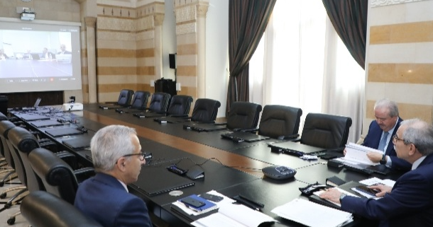 سلام يتابع مع وزيري المال والاقتصاد وحاكم المركزي مشروع قانون معالجة الفجوة المالية