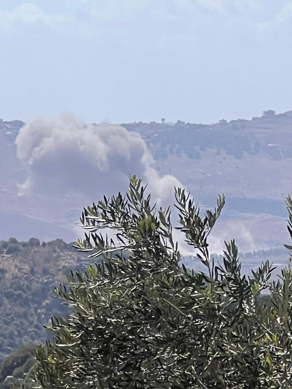 الدفاع المدني يخمد الحريق جراء الغارات على الاحراج جنوباً