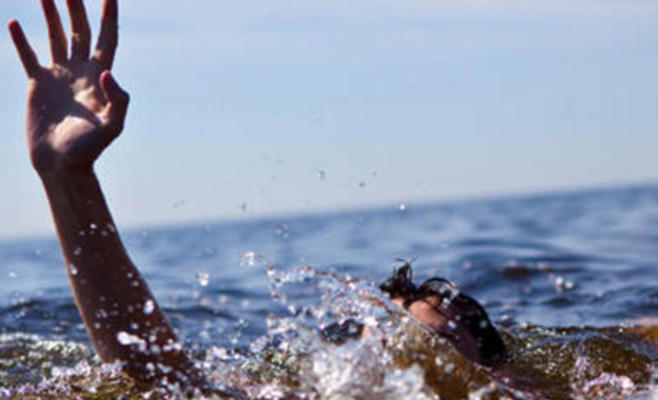 إنقاذ شخص من الغرق في الميناء