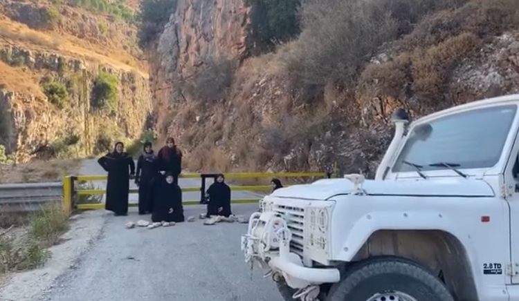 مجموعة من النسوة تمنع دورية لـ