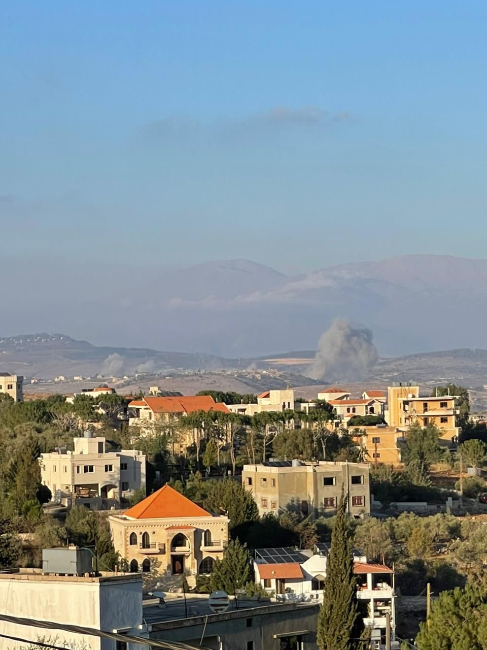 الطيران الحربي الإسرائيلي يشن غارتين على بلدة ميس الجبل 
فيما تواصل طائرات اخرى تحليقها في اجواء المنطقة