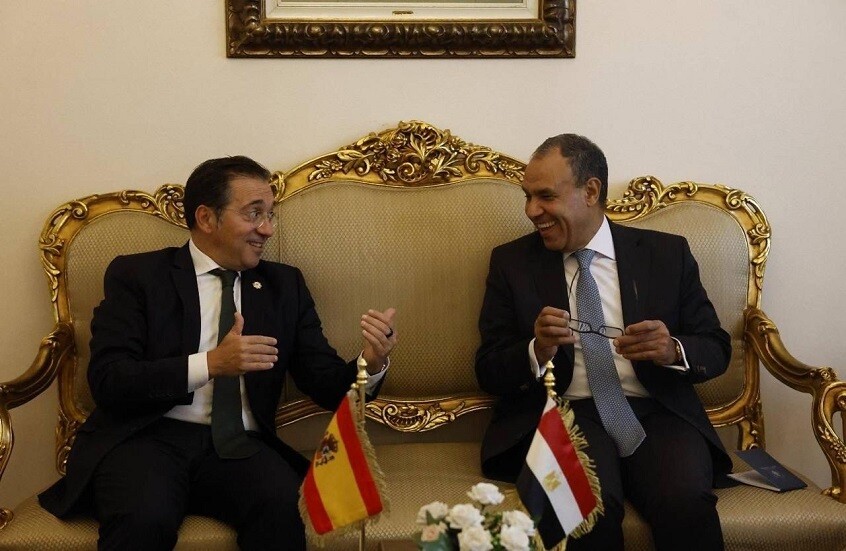 وزير الخارجية المصري يطلع نظيره الإسباني على نتائج قمة الدوحة الطارئة