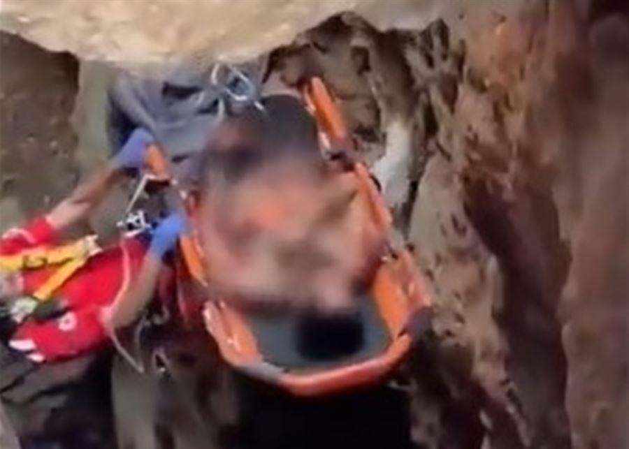 علق بين الصخور في عاليه.. و أنقذه فريق متخصص في البحث والإنقاذ
