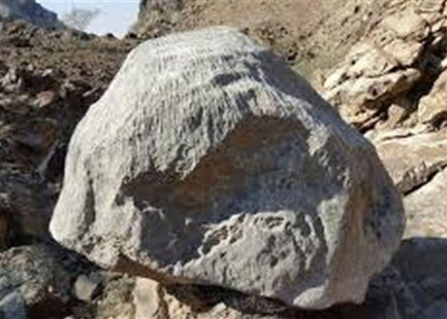 سقطت عليه صخرة كبيرة فانتشلوه جثة هامدة