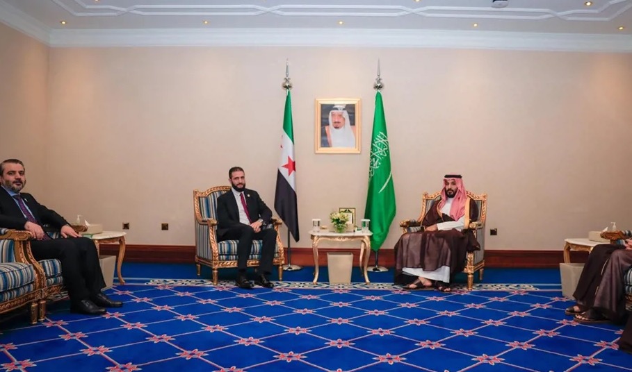 الشرع يلتقي بن سلمان بن على هامش اجتماع القمة العربية الإسلامية الطارئة المنعقدة في دولة قطر