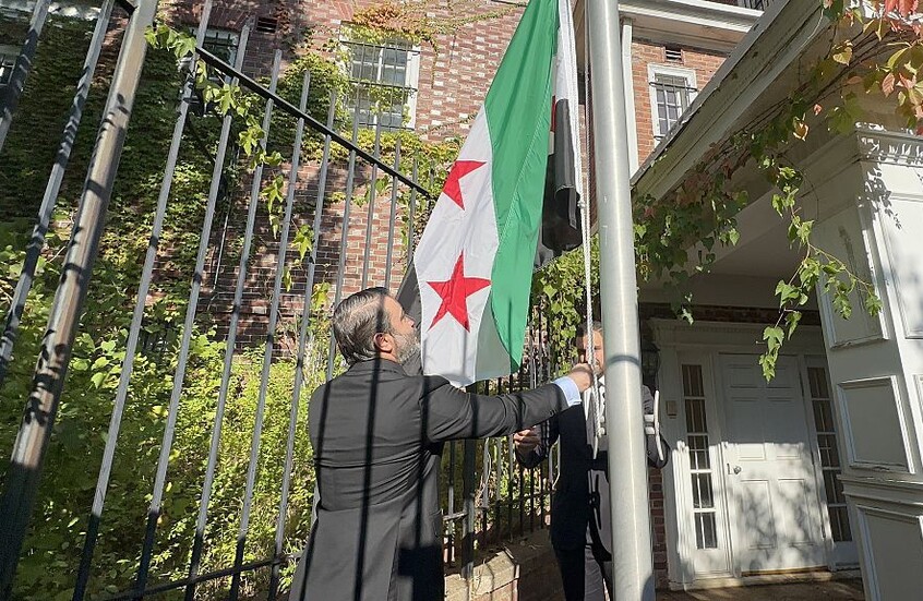 رفع العلم السوري على مبنى السفارة في واشنطن
