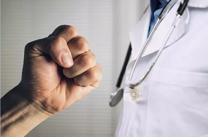 اعتداء على طبيب وسكرتيرته