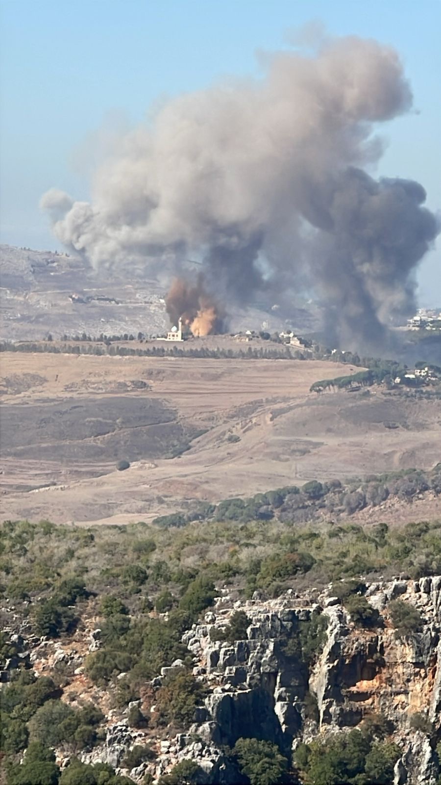 غارات عنيفة تستهدف منطقة الجرمق في المحمودية كما الخردلي 
وسيارات الإسعاف تتجه بكثافة إلى المكان