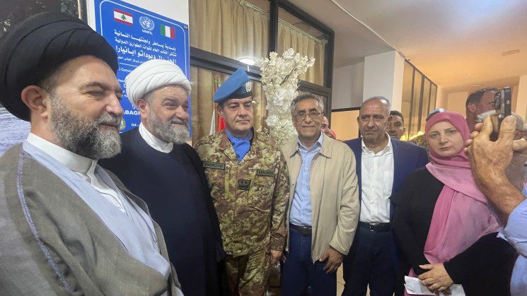 القائد العام لليونيفيل الجنرال ديواتو ابنيارا يزور ياطر غرب بنت جبيل ويقدم عيادة طب أسنان