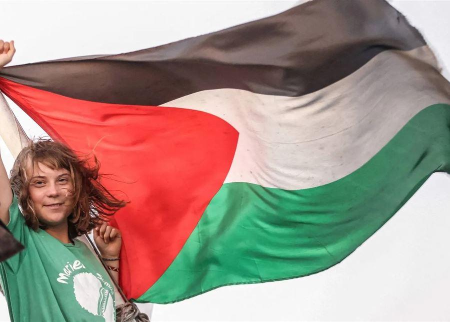 إسرائيل أجبرت غريتا ثونبرغ على تقبيل علمها أثناء احتجازها