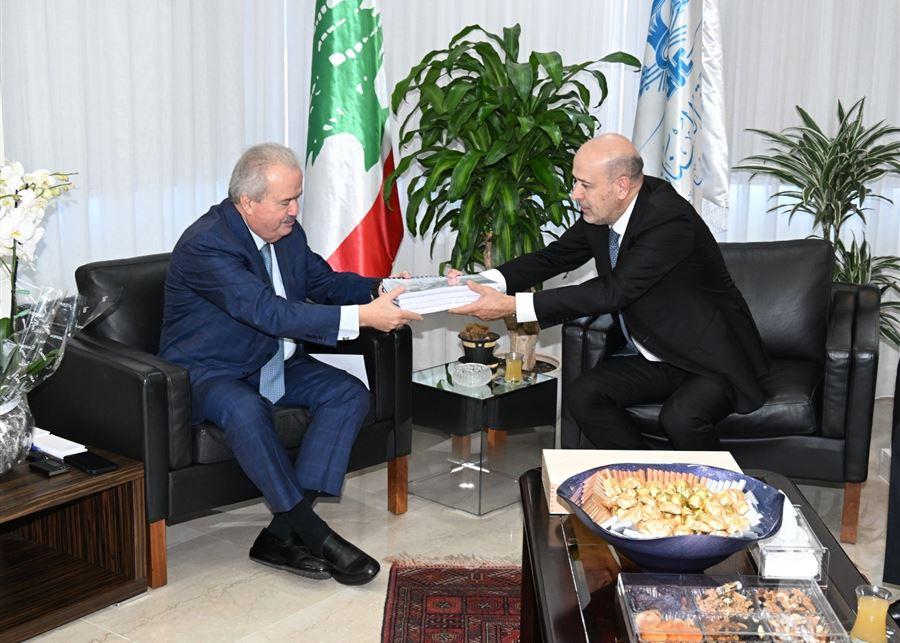 وزير المالية يتابع أعمال ترميم الأضرار في الضاحية الجنوبية ويتسلّم قطوعات حسابات متراكمة