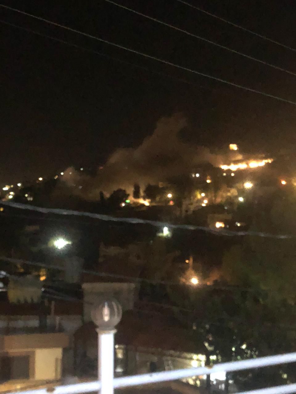 فرق الإسعاف تنقل جريحين نتيجة عدد من الغارات التي استهدفت بورة للجرافات والحفارات في عرب صاليم في اقليم التفاح
