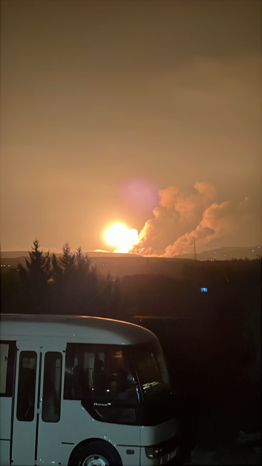 غارتان على الاقل ما بين انصار والزرارية شمال الليطاني 
وأعمدة الدخان  والسنة اللهب تتصاعد