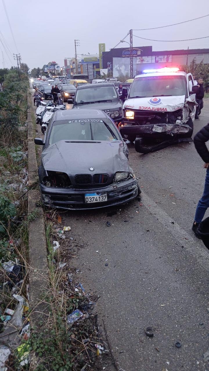 حادث سير بين اربع سيارات على طريق عام صور - الناقورة قرب ثكنة الجيش 
يوقع عددا من الـجرحى وسيارات الاسعاف في المكان