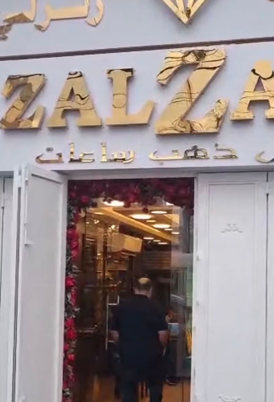 المعلومات توقف سارقي محل مجوهرات