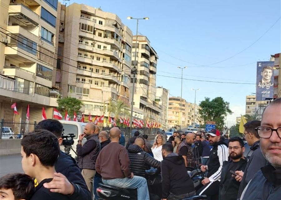 بالصورة - تجمع عند طريق المطار بانتظار مرور البابا لاوون