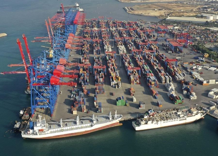 السفن الراسية في مرفأ بيروت تطلق أبواقها ترحيبًا بقدوم البابا إلى لبنان