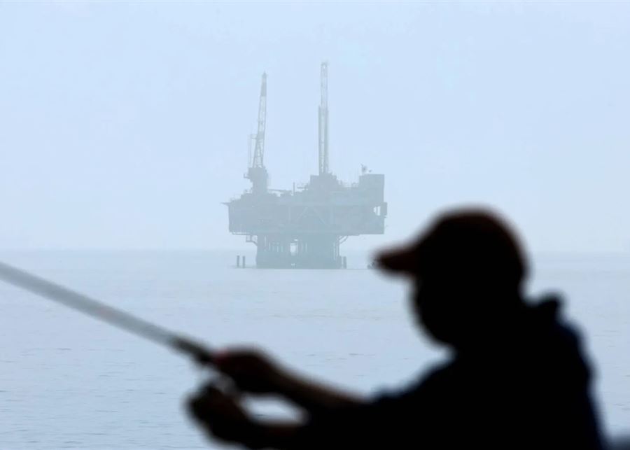 النفط يتراجع قليلاً متأثراً بزيادة المخزونات الأميركية