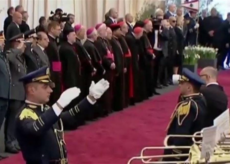 بدء مراسم وداع البابا في مطار رفيق الحريري قبل صعوده إلى الطائرة المتوجّهة إلى روما