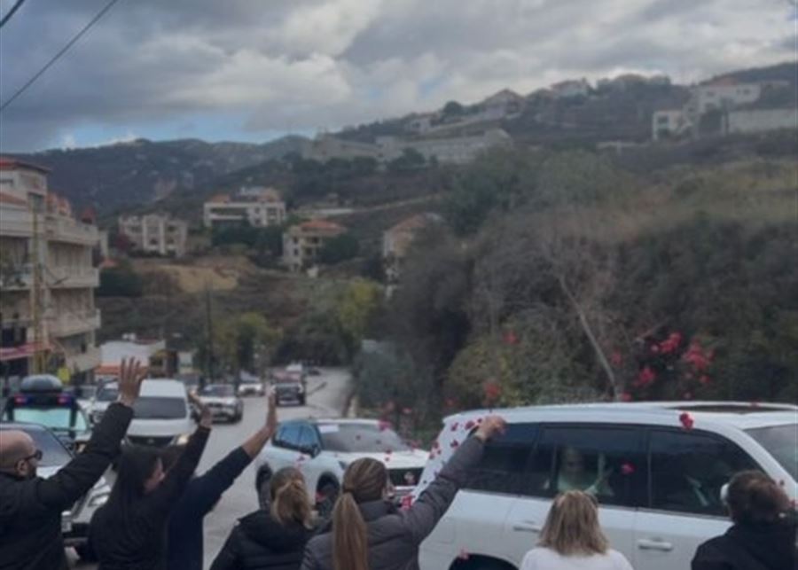 البابا لاوون الرابع عشر يبارك المؤمنين على طول الطريق باتجاه دير مار مارون