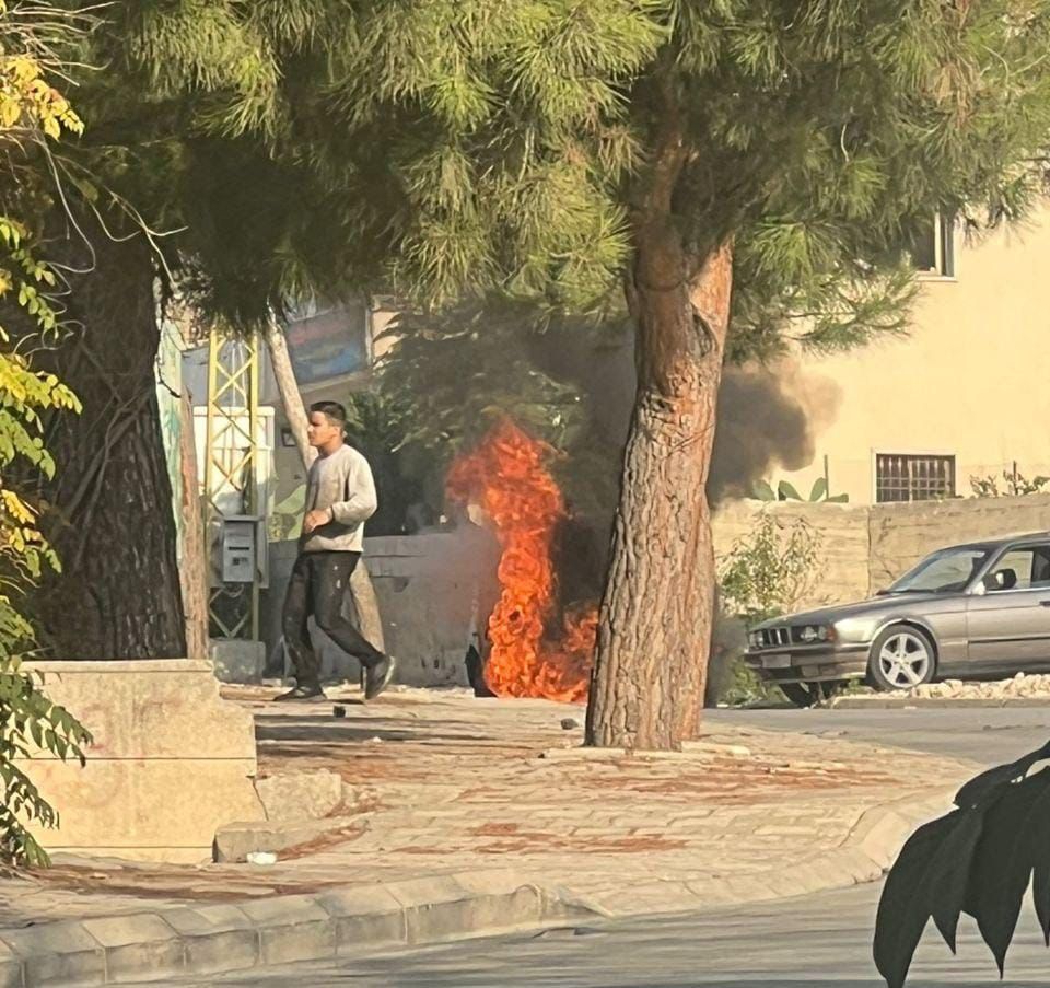 إصابتان على الاقل في غارة لمسيرة بصاروخين  على مركبة قرب مستشفى صلاح غندور في بنت جبيل