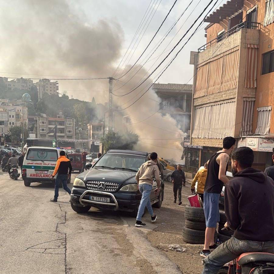 مسيرة تستهدف سيارة في منطقة تول قرب النبطية وسيارات الإسعاف تهرع إلى المكان