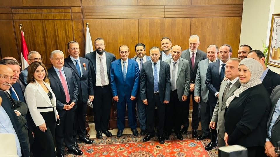 بالفيديو .. أحمد الحريري يهنىء النقيب مروان ضاهر:  