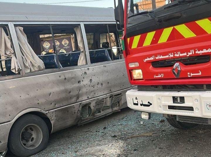 مسيرة تستهدف سيارة في الطيري قرب بنت جبيل واصابة عدد من الطلاب كانوا في حافلة مدرسية صودف مرورها بالمكان لحظة وقوع الغارة