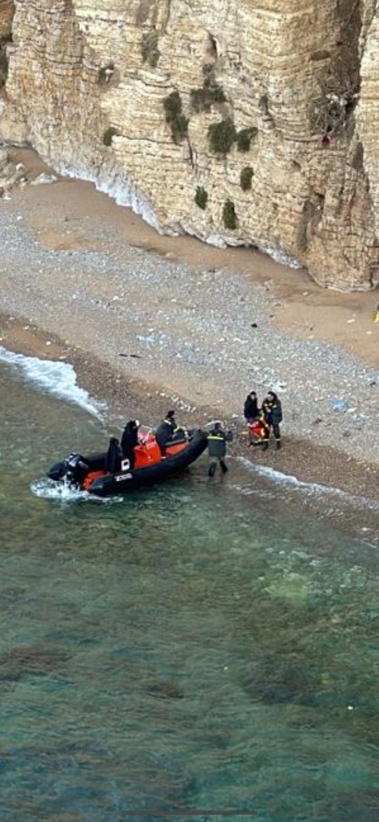 بالفيديو والصور - محاولة انتحار مواطن مقابل صخرة الروشة في بيروت