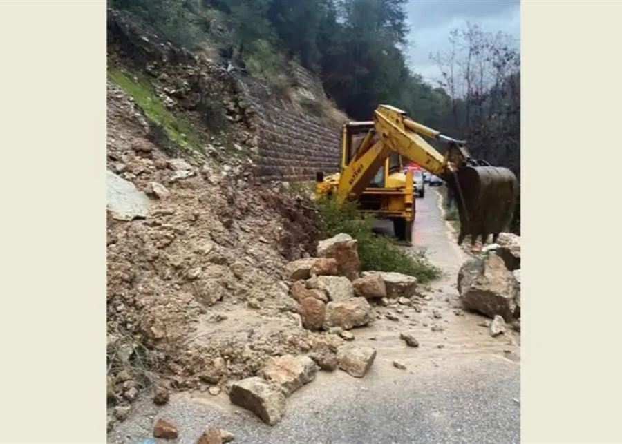 العاصفة مستمرة... طرقات مقطوعة بالثلوج واخرى بانهيار الصخور