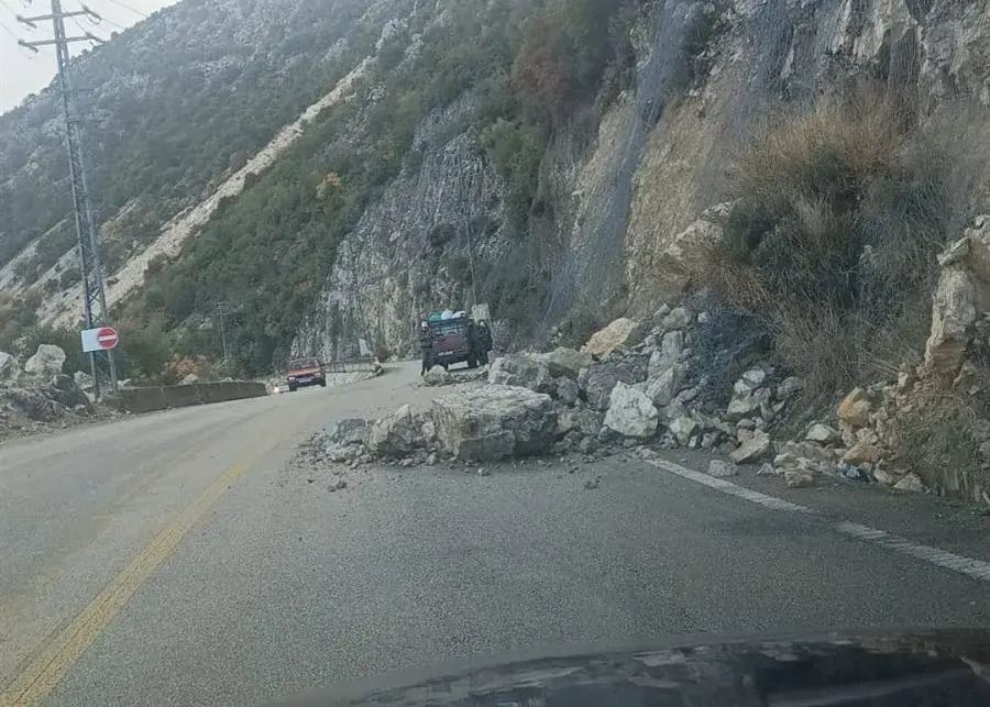 انهيار صخور نتيجة العواصف والأمطار