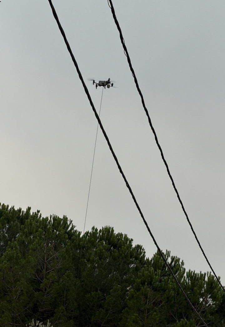 مسيرة تدلي بحبل قرب مدرسة المبرات في الخيام