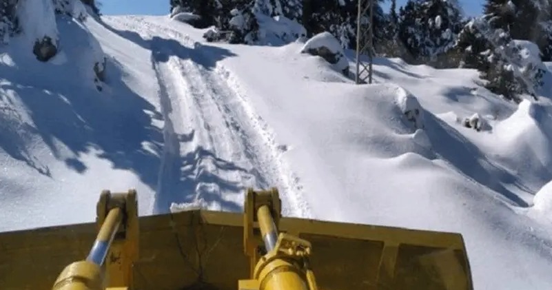 الطرق الجبلية المقطوعة بسبب تراكم الثلوج