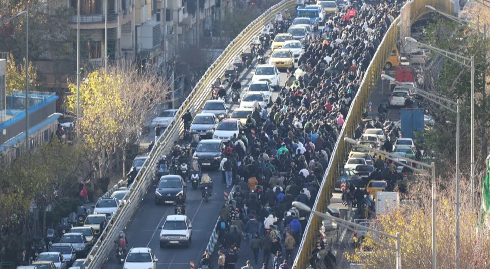 بعد يومين من التظاهرات في إيران... بزشكيان يدعو للاستماع إلى 