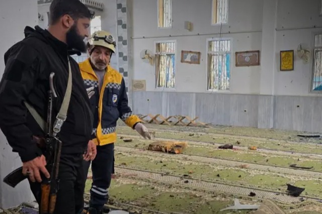 قتلى وجرحى بانفجار استهدف مسجداً داخل حي في حمص بسوريا