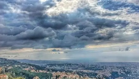الطقس غدا غائم جزئيا مع ضباب وأمطار متفرقة شمال لبنان ورياح ناشطة