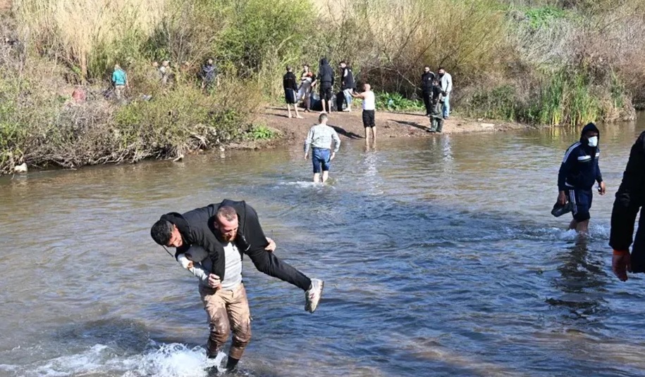 غرق 11 سوريّاً أثناء عبور نهرٍ حدودي من لبنان والبحث مستمر عن مفقودين في الفيضانات