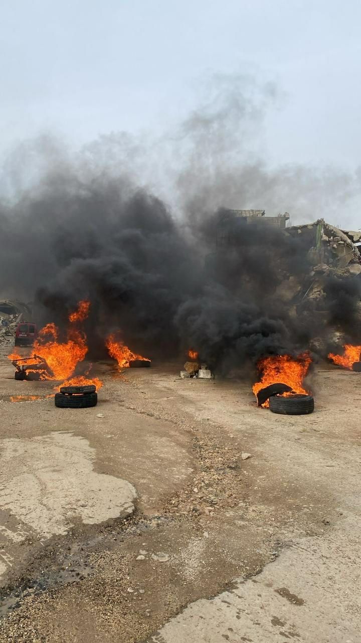 اهالي كفركلا يشعلون الاطارات وسط البلدة الحدودية احتجاجا على عدم دفع بدلات الإيواء والتعويض عن اضرار الحرب