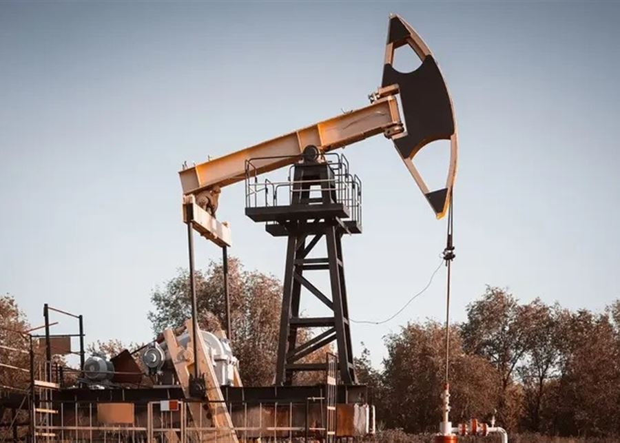 النفط يقفز 3% بعد تقرير عن تعثر بالمحادثات الأميركية الإيرانية