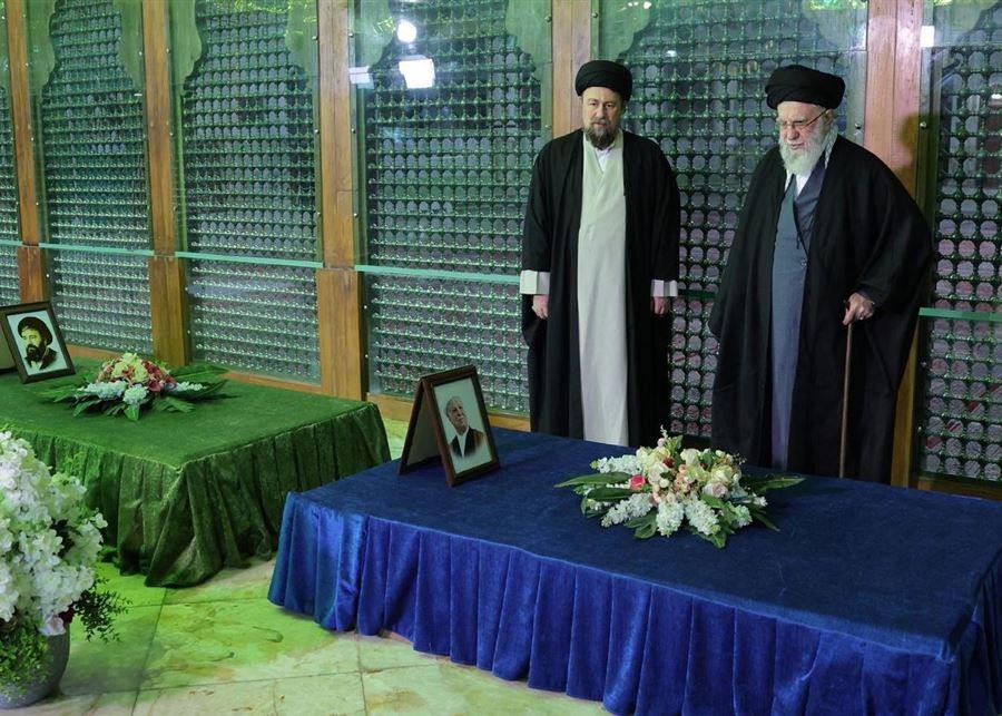 وسط التهديدات الأميركية لطهران... خامنئي يزور ضريح الخميني