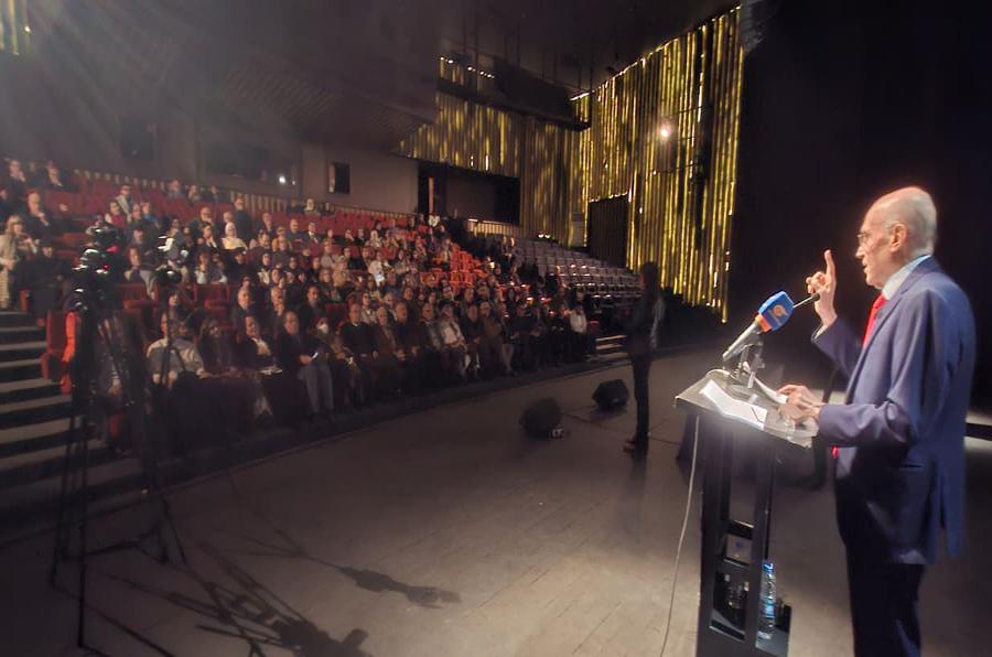 كامل مهنا محاضراً في مسرح المدينة عن مؤسسة عامل: العمل الإنساني يبدأ من الميدان !