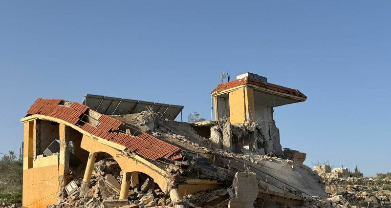 منزل فجرته القوات الإسرائيلية في بلدة مركبا فجرا