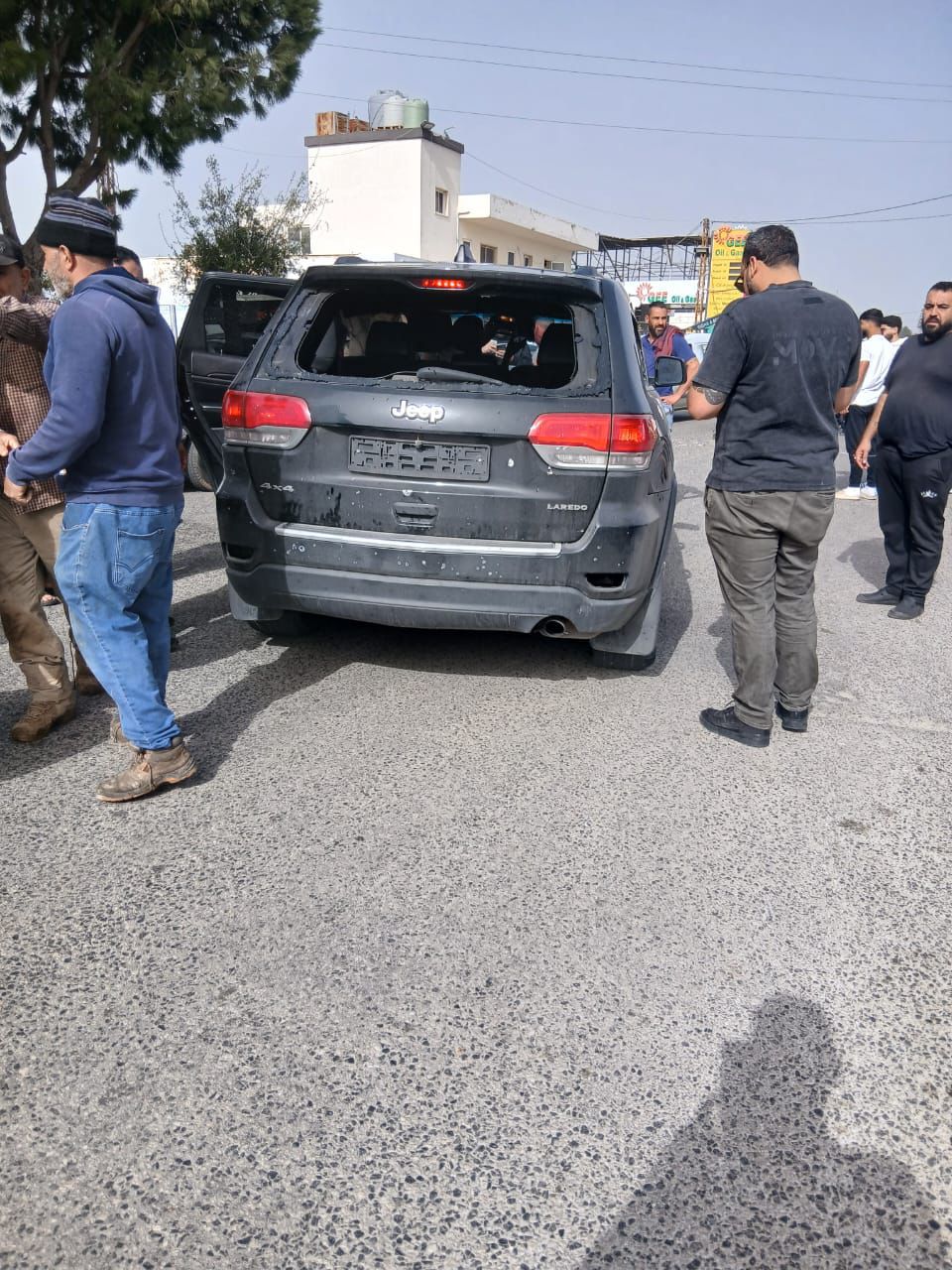 مسيرة تغير قرب مفرق بلدة القليلة جنوب صور 
وسيارات الإسعاف والإطفاء في طريقها إلى المكان